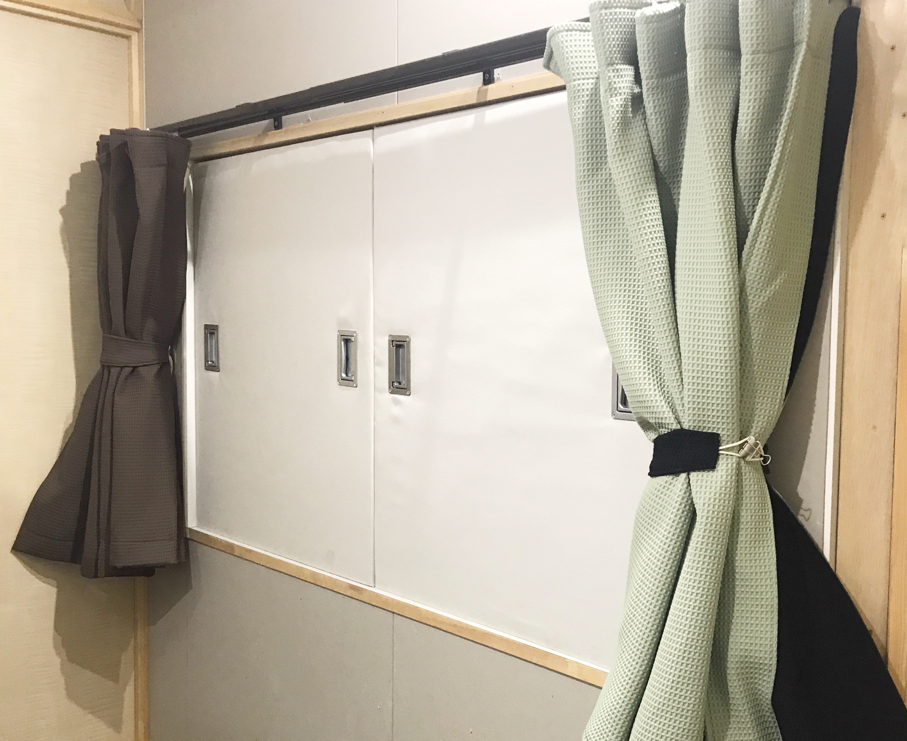 東京ショールーム 窓用ワンタッチ防音壁